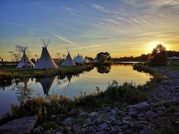 Camping paisible en bord de rivière dans l'Ain