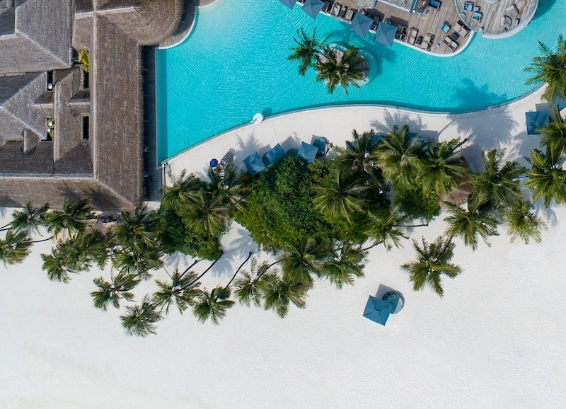 La beauté d'une piscine en bord de mer